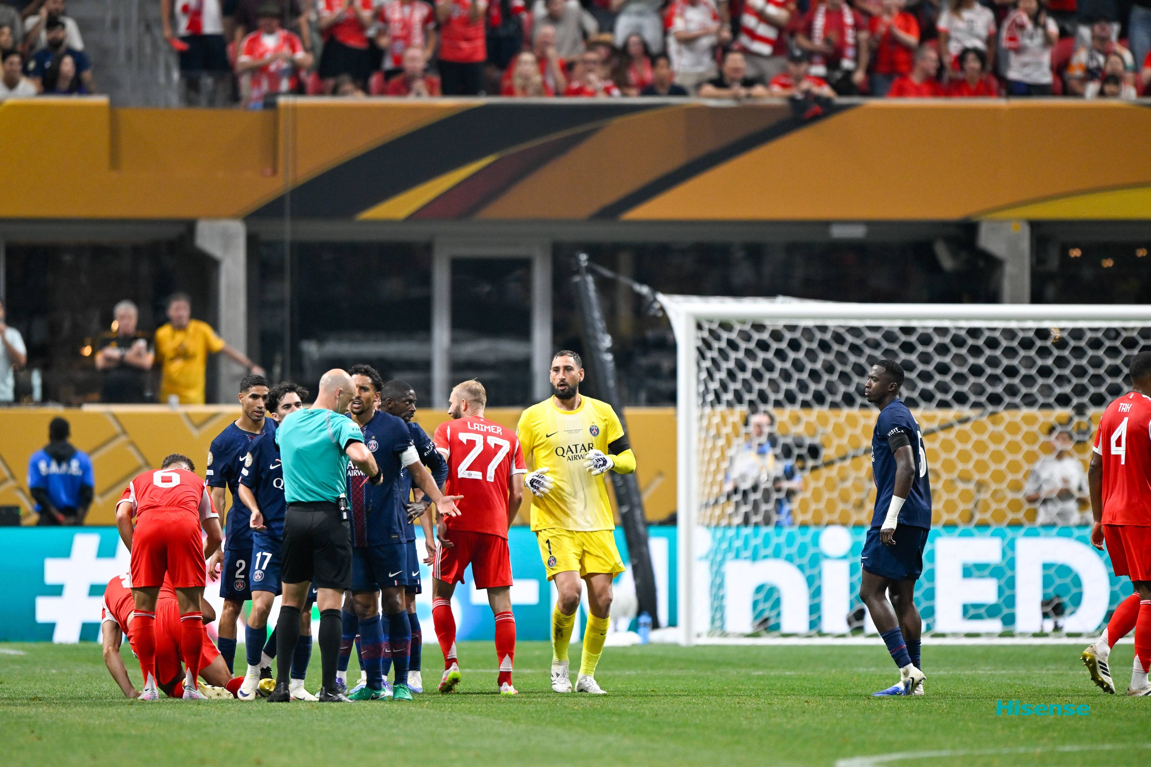 拜仁多打两人被大巴黎淘汰，主帅表现遭到质疑，球迷直言他该下课